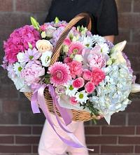 Композиция солнечный день в Даховской Цветочная композиция из Розы, Хризантемы, Пионы и Лизиантусы в корзине в Даховской