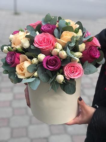 Цветочная композиция из Розы в шляпной коробке в Даховской