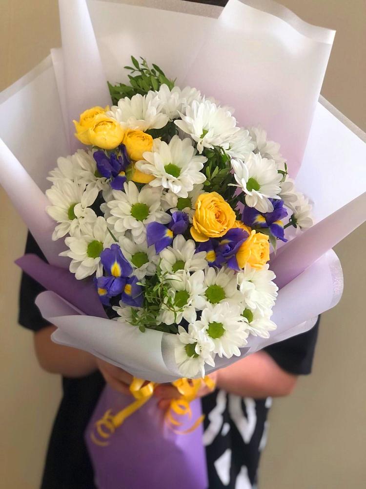 Букет цветов из: Ирисы, Хризантемы и Розы в Даховской