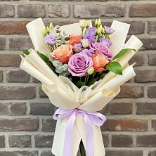 Букет цветов из:  Лизиантусы и Розы в Даховской