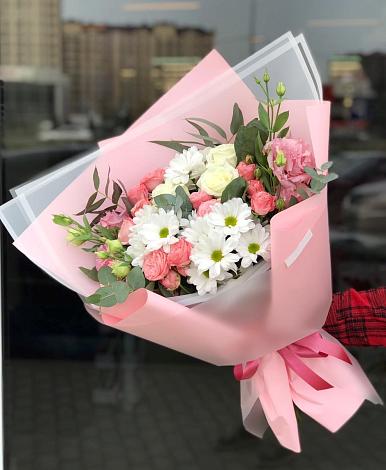 Букет цветов из: Розы, Лизиантусы и Хризантемы в Даховской